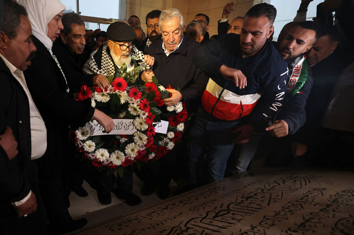 Ketika Shubaki tiba di Ramallah di makam mendiang pemimpin Palestina Yasser Arafat, yang merupakan sekutu dekatnya, para pejabat Palestina berdesak-desakan untuk mendekati pria berusia delapan tahun yang mengenakan keffiyeh Palestina tersebut.