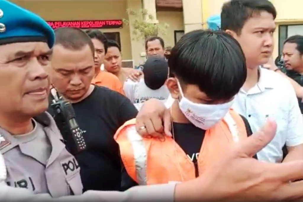 Polresta Bogor Kota, Jawa Barat meringkus dua pelaku pembacokan terhadap seorang siswa di Simpang Pomad, Bogor, Jawa Barat. Sementara pelaku utama pembacokan berinisia ASR kini masih melarikan diri. ASR merupakan residivis kasus jambret.