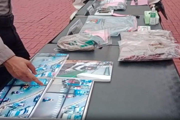 Dalam penangkapan tersebut sejulah barang bukti juga ditampilkan seperti bukti rekaman CCTV, pedang dan juga baju korban.