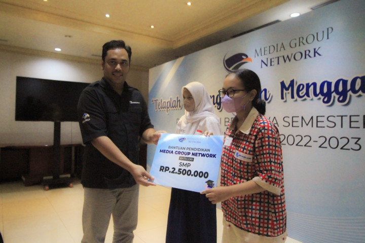 Pemimpin Redaksi Medcom.id Indra Maulana menyerahkan Beasiswa Bantuan Pendidikan Kategori Sekolah Menengah Pertama (SMP)