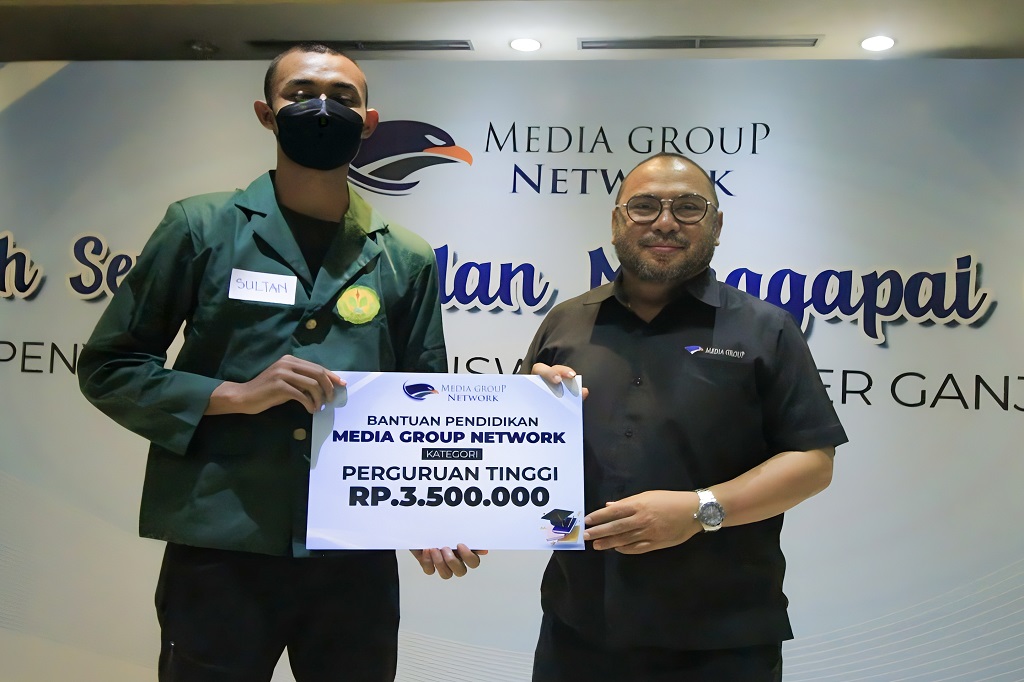 CEO Media Group Network (MGN) Mohammad Mirdal Akib menyerahkan Beasiswa Bantuan Pendidikan Kategori Perguruan Tinggi