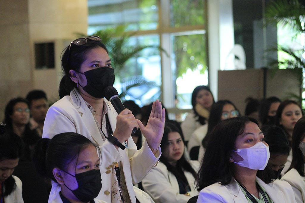Kegiatan diskusi foto tersebut juga dihadiri puluhan mahasiswa Universitas Kristen Satya Wacana dari Salatiga, Jawa Tengah. Mahasiswa juga melakukan sesi tanya jawab dalam diskusi tersebut.