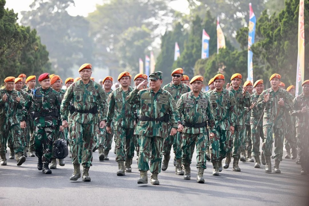Menteri Pertahanan (Menhan) Prabowo Subianto diangkat menjadi warga kehormatan Komando Pasukan Gerak Cepat (Kopasgat) TNI Angkatan Udara (AU) melalui upacara tradisi pembaretan yang digelar di Pangkalan Angkatan Udara (Lanud) Sulaiman, Bandung, Jawa Barat, Selasa, 14 Maret 2023.