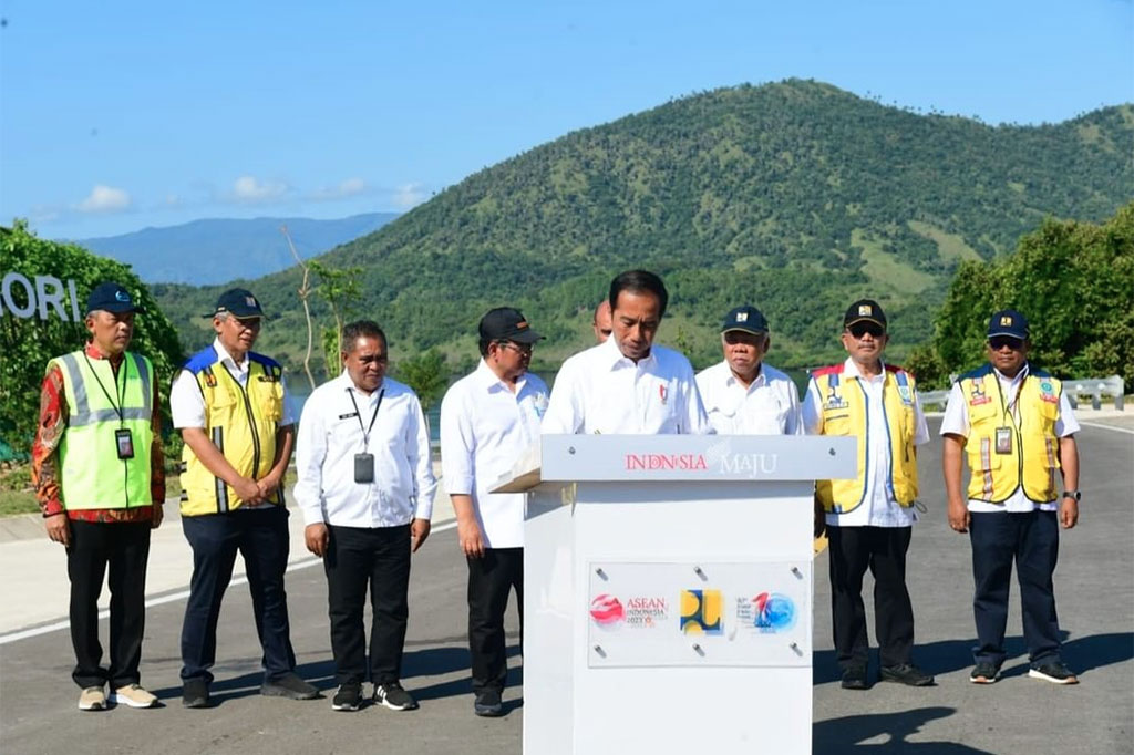Presiden Joko Widodo meresmikan Jalan Bajo-Golo Mori yang menjadi akses ke kawasan ekonomi khusus (KEK) Golo Mori, Labuan Bajo, Manggarai Barat, Nusa Tenggara Timur, Selasa, 14 Maret 2023.