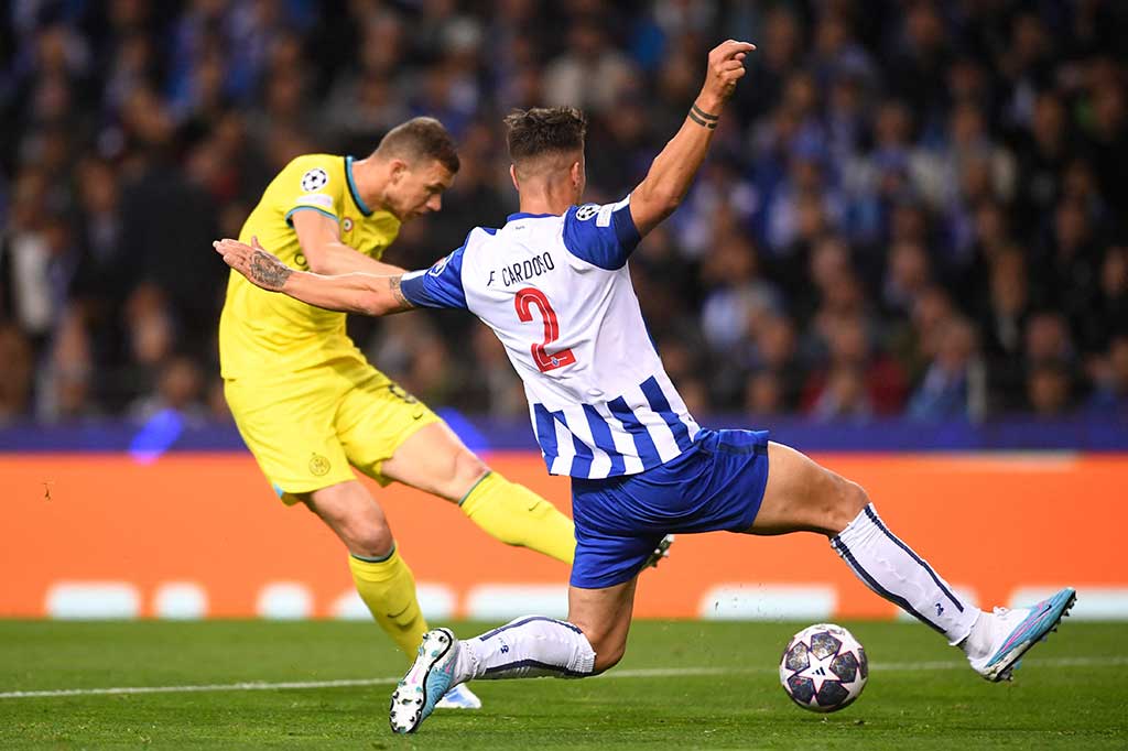 Inter balas menekan pada menit ke-20 lewat serangan balik Edin Dzeko, tetapi tembakan kaki kirinya dihalau kiper Diogo Costa. Dua menit berselang, kiper asal Portugal itu menahan tendangan Nicolo Barella. Diogo Costa lagi-lagi menyelamatkan gawangnya dari kebobolan setelah menepis tembakan jarak jauh Federico Dimarco.
