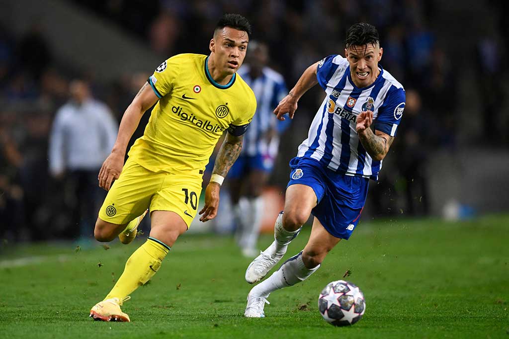 Menjelang berakhirnya babak pertama, Inter mendapatkan peluang mencetak gol. Lautaro Martinez menggiring bola di sisi kanan, melewati dua pemain dan masuk ke kotak penalti sebelum melepaskan tendangan di sudut sempit. Namun bola masih bisa diamankan oleh. Babak pertama berakhir kaca mata.