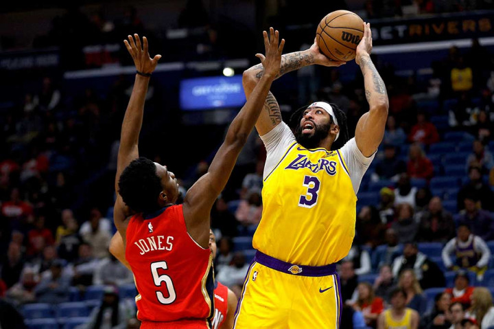 Anthondy Davis tampil gemilang dengan mencatatkan double-double 35 poin dan 17 rebound untuk Lakers. Davis telah mencetak 30 poin lebih selama 16 pertandingan pada musim ini bersama Lakers. Dalam laga ini, akurasi tembakannya juga mencapai 48,8 persen atau 40 sukses dari 82 percobaan yang dilakukan.