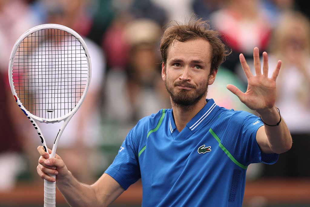 Daniil Medvedev bangkit dari ketertinggalan untuk mengalahkan Alexander Zverev 6-7 (5/7), 7-6 (7/5), 7-5, Rabu, 15 Maret 2023 WIB, demi mencapai perempat final Indian Wells untuk pertama kalinya.