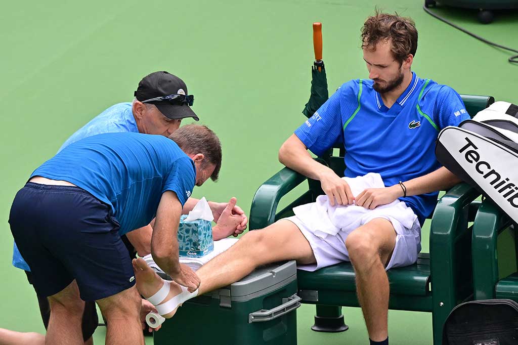 Petenis nomor enam dunia tersebut sempat mengalami cedera pergelangan kaki pada gim keenam set kedua. Dia merintih kesakitan dan berbaring di lapangan selama beberapa menit sebelum tertatih-tatih menuju kursinya. Tetapi setelah cederanya diperiksa oleh staf medis, Medvedev melanjutkan pertandingan.