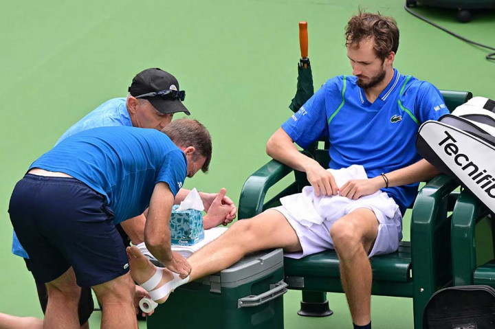 Petenis nomor enam dunia tersebut sempat mengalami cedera pergelangan kaki pada gim keenam set kedua. Dia merintih kesakitan dan berbaring di lapangan selama beberapa menit sebelum tertatih-tatih menuju kursinya. Tetapi setelah cederanya diperiksa oleh staf medis, Medvedev melanjutkan pertandingan.