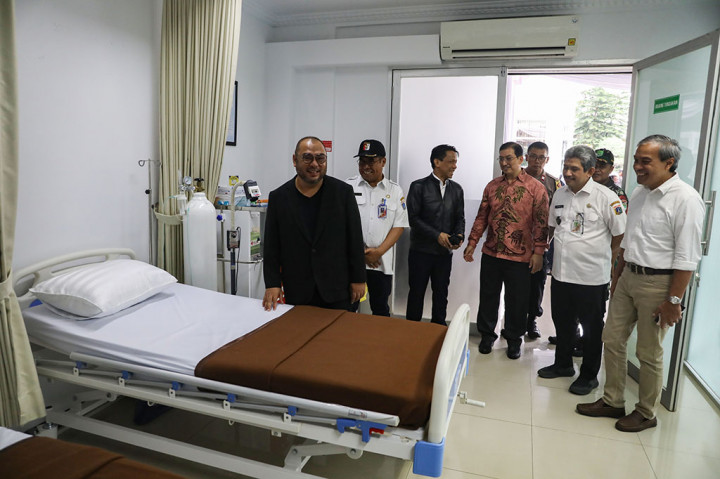 Setelah resmi, Mirdal bersama para jajaran memasuki klinik untuk meninjau fasilitas Klinik Media Group.