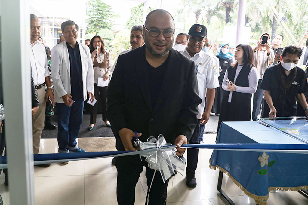 Mirdal melakukan peresmian secara simbolis dengan menggunting pita di depan Klinik Pratama Media Group.