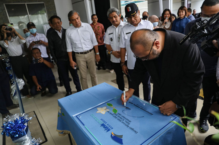 Usai memberikan sambutan, kemudian Mirdal melakukan penandatanganan prasasti.