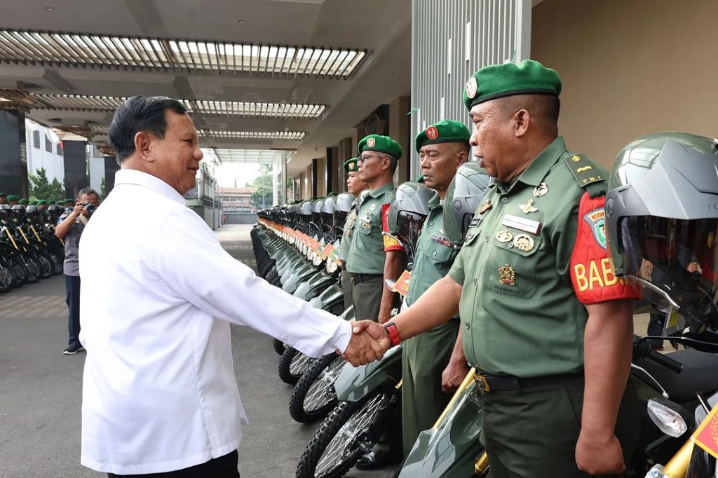 Didampingi Pandam III / Siliwangi Mayjen TNI Kunto Arief Wibowo, Menhan secara simbolis juga menyerahkan bantuan 100 sepeda motor untuk mendukung operasional tugas – tugas para Prajurit Babinsa TNI AD di jajaran Kodam III/Siliwangi.