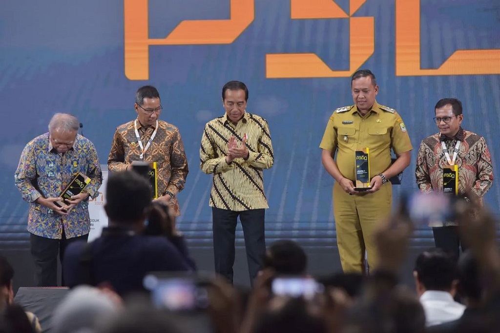 Jokowi meminta agar kementerian/lembaga, pemerintah daerah tingkat provinsi, kabupaten/kota, hingga BUMN dan BUMD, dapat membeli produk dalam negeri yang sudah terkoleksi dalam e-katalog.