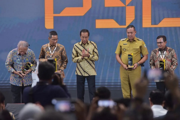 Jokowi meminta agar kementerian/lembaga, pemerintah daerah tingkat provinsi, kabupaten/kota, hingga BUMN dan BUMD, dapat membeli produk dalam negeri yang sudah terkoleksi dalam e-katalog.