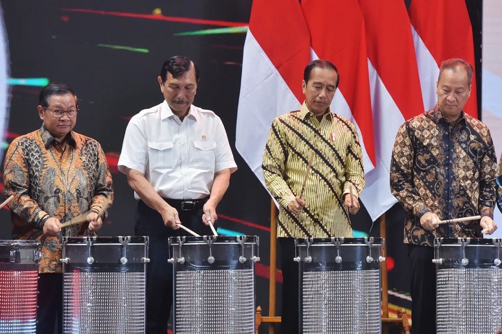 Presiden Jokowi mendorong agar instansi pemerintah, baik kementerian/lembaga, pemerintah daerah tingkat provinsi, kabupaten/kota hingga BUMN/BUMD untuk mengalokasikan 95 persen dari pagu anggaran barang dan jasa untuk belanja produk dalam negeri.