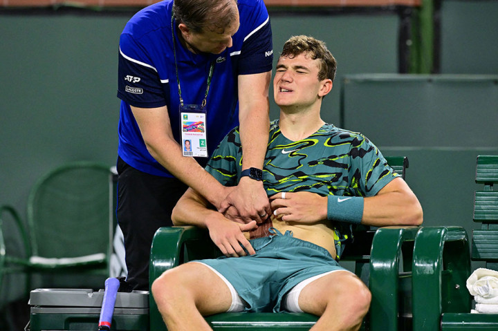 Seiring berlalunya pertandingan, masalah perut Draper menghambat servis dan pergerakannya. Setelah pemeriksaan medis di sela-sela set, dia hanya memenangi satu poin dalam dua gim pertama set kedua sebelum mundur untuk memberi Alcaraz kemenangan yang ke-101 di level tur.