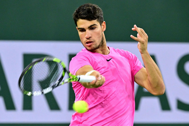 Keduanya melakukan pukulan yang menjadi sorotan, tetapi Alcaraz lebih sukses dalam mengumpulkan poin demi poin saat dia memimpin 2-0 di set pertama