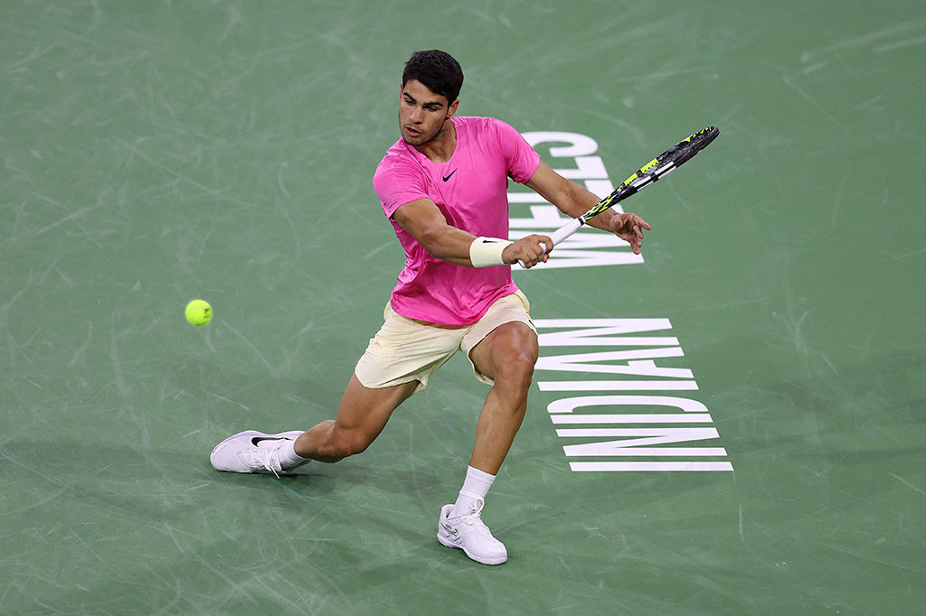 Tinggal tiga langkah lagi bagi Carlos Alcaraz menuju kemenangan untuk kembali ke peringkat 1 dunia setelah melaju ke perempat final BNP Paribas Open Indian Wells. Alcaraz melaju setelah lawannya Jack Draper terpaksa mundur karena cedera dalam pertandingan Rabu, 15 Maret 2023 WIB.