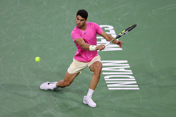Tinggal tiga langkah lagi bagi Carlos Alcaraz menuju kemenangan untuk kembali ke peringkat 1 dunia setelah melaju ke perempat final BNP Paribas Open Indian Wells. Alcaraz melaju setelah lawannya Jack Draper terpaksa mundur karena cedera dalam pertandingan Rabu, 15 Maret 2023 WIB.