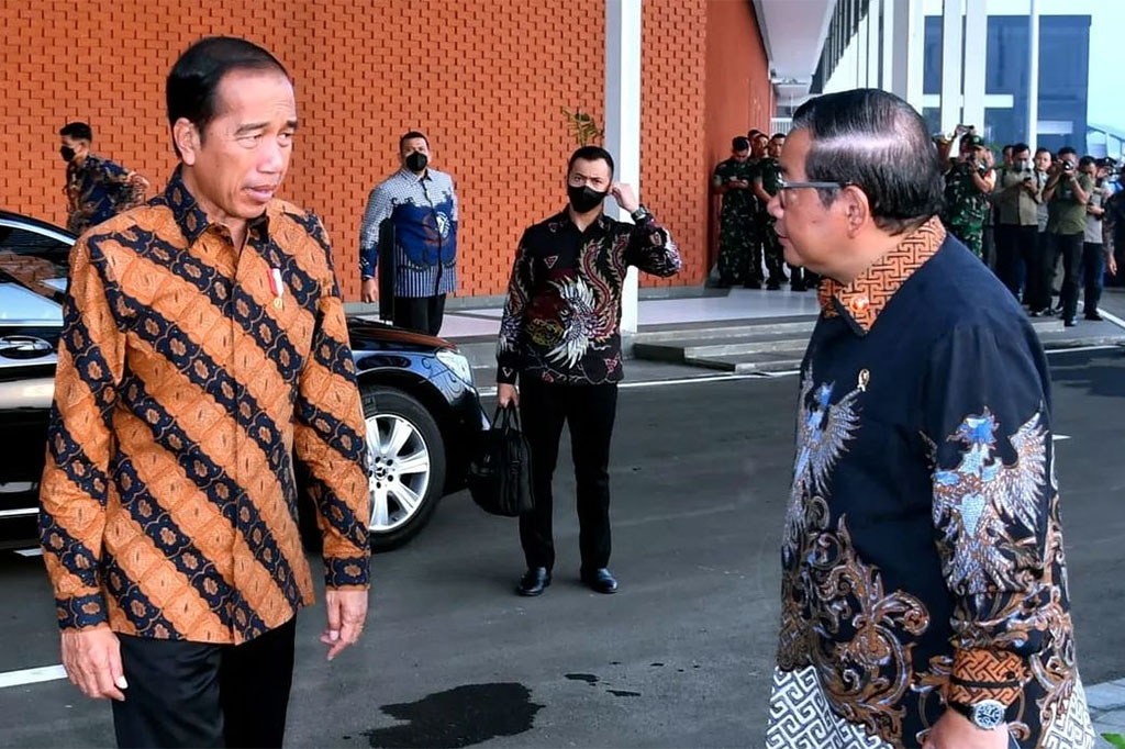 Presiden Joko Widodo didampingi Sekretaris Kabinet Pramono Anung berangkat menuju Singapura dari Pangkalan TNI AU Halim Perdanakusuma, Jakarta, Kamis, 16 Maret 2023.