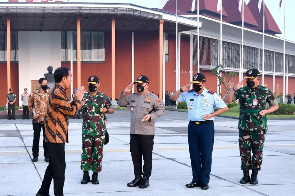 Di Singapura, Presiden Jokowi akan bertemu dengan Perdana Menteri (PM) Singapura Lee Hsien Loong dalam pertemuan Leaders’ Retreat yang akan berlangsung pada siang sampai sore hari nanti.