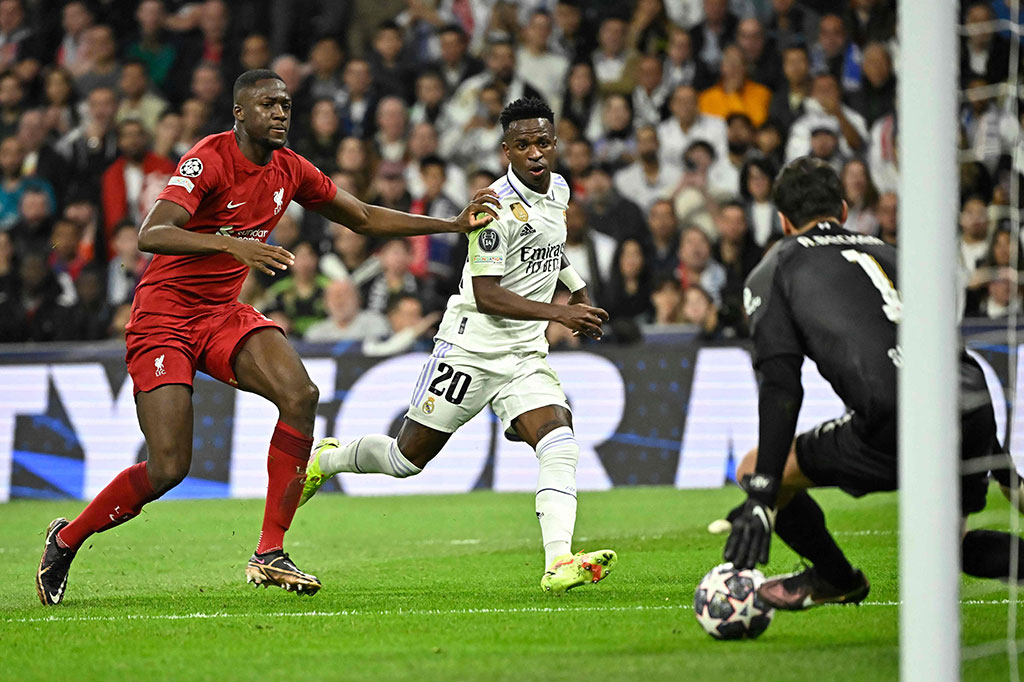 Madrid menciptakan peluang pada menit ke-13. Serangan balik tim tuan rumah dituntaskan dengan tendangan Vinicius Junior di depan gawang, namun masih bisa dihentikan oleh Alisson.