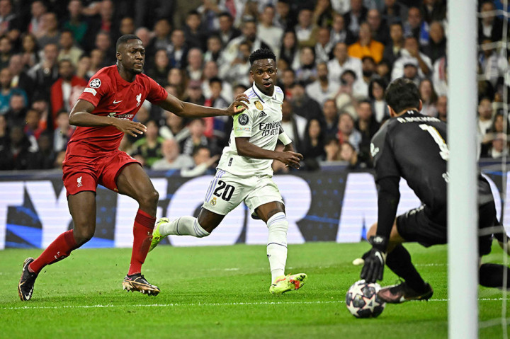 Madrid menciptakan peluang pada menit ke-13. Serangan balik tim tuan rumah dituntaskan dengan tendangan Vinicius Junior di depan gawang, namun masih bisa dihentikan oleh Alisson.