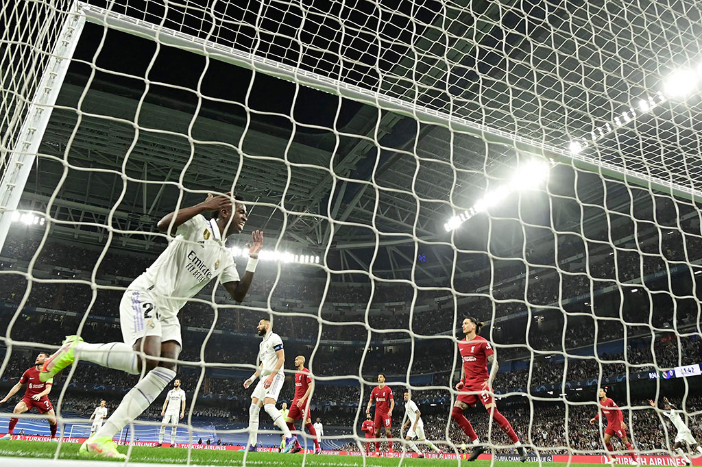 Kedua tim kemudian saling balas menyerang, namuan tidak ada gol yang tercipta hingga babak pertama berakhir.