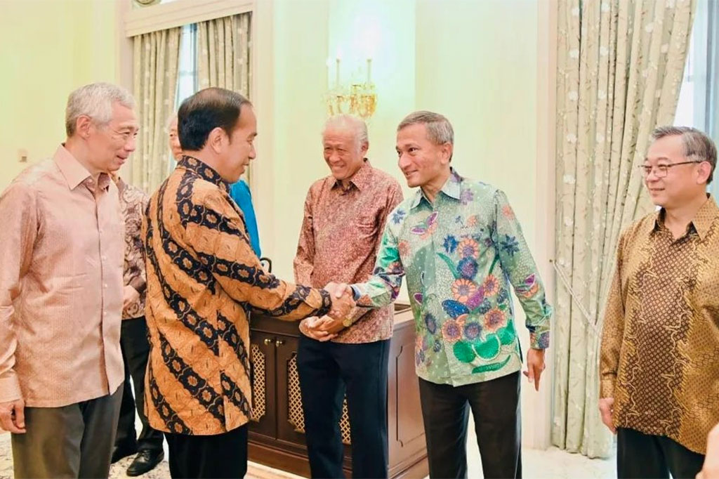 Setelahnya, Presiden Jokowi dan PM Lee memperkenalkan anggota delegasi masing-masing yang didahului oleh delegasi Singapura dan dilanjutkan oleh delegasi Indonesia.
