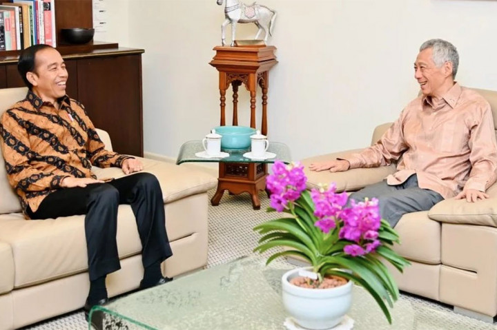 Suasana keakraban tampak saat Jokowi melakukan pertemuan informal dengan Lee Hsien Long.
