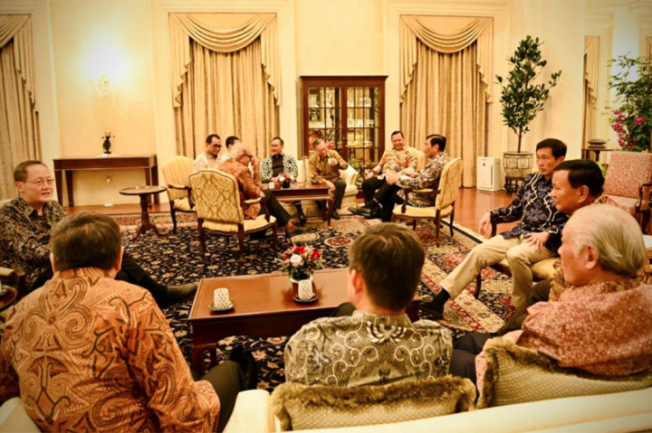 Para menteri dan delegasi dari Indonesia dan Singapura tampak saling berbincang dalam suasana hangat dan akrab di East Drawing Room, Istana Kepresidenan Singapura. Momen tersebut terjadi saat Presiden Joko Widodo dan Perdana Menteri Lee Hsien Loong tengah melaksanakan pertemuan informal.
