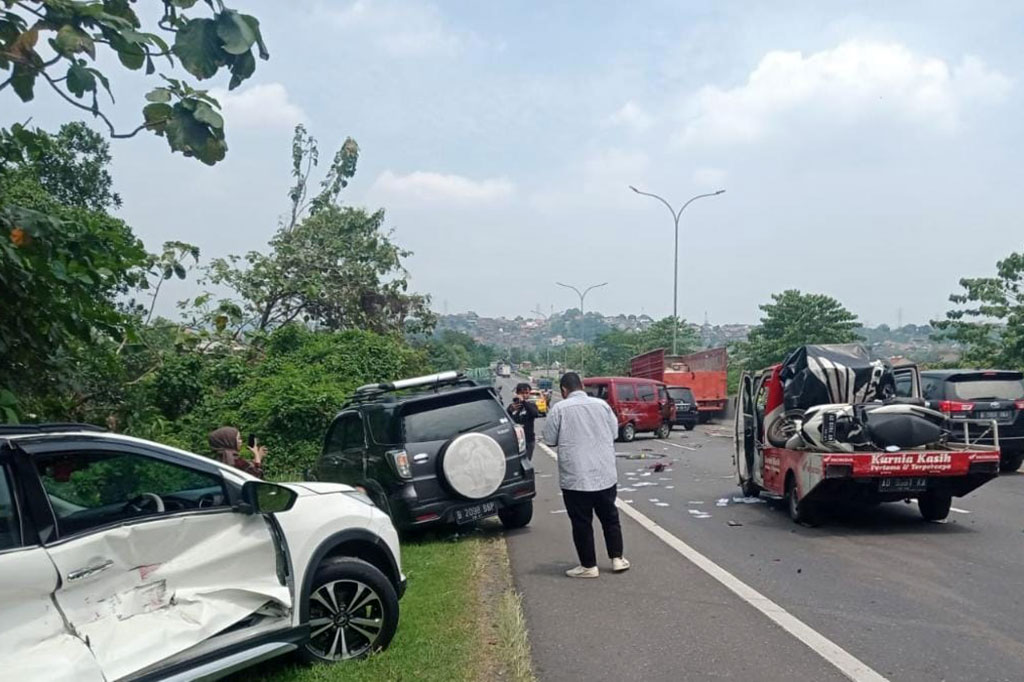 Dalam kecelakaan tersebut diduga terdapat sejumlah korban luka yang merupakan penumpang kendaraan yang terlibat. Namun, polisi belum menjelaskan jumlah pasti korban jiwa dalam kecelakaan tersebut.