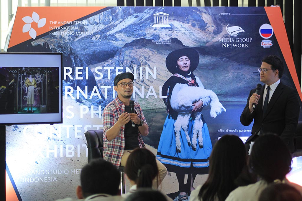 Diskusi kali ini digelar bersama dengan salah satu fotografer jurnalistik Media Indonesia, yakni Ramdani (kiri). Talkshow kali ini mengangkat tema 'Menggali Ide Sederhana Menjadi Foto Cerita'.