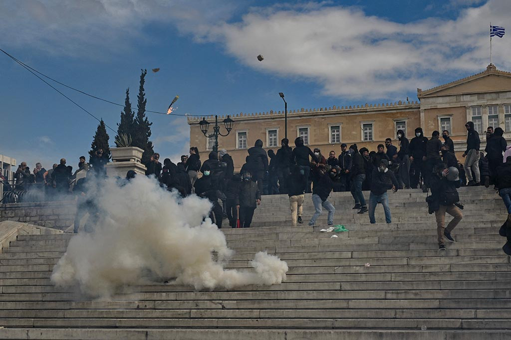 Puluhan ribu orang melakukan protes di seluruh Yunani pada hari Kamis, 16 Maret 2023 ketika para pekerja melakukan pemogokan massal untuk menyuarakan kemarahan atas bencana kereta api bulan lalu, yang menewaskan 57 orang.
