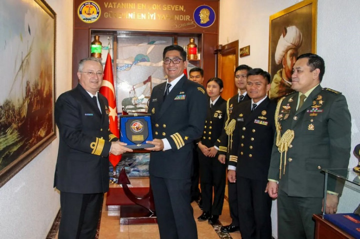 “Hari ini telah diserahkan bantuan kemanusiaan yang sangat diperlukan dalam humanitarian assistance and disaster relief. Semoga bantuan tersebut dapat membantu saudara-saudara kita di Turki,” terang Dansatgas.