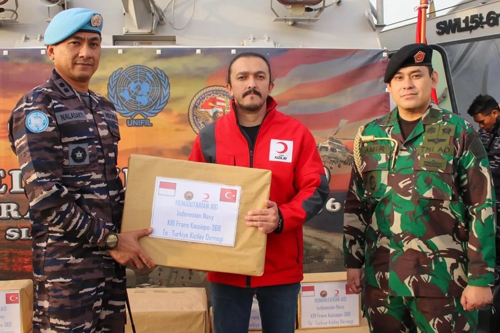 KRI Frans Kaisiepo-368 yang merupakan representasi Indonesia dalam misi perdamaian dunia PBB di Lebanon melaksanakan port visit di Pelabuhan Mersin, Turki untuk mengirimkan bantuan kemanusiaan bagi korban gempa dan mengunjungi pejabat militer setempat, beberapa waktu lalu.