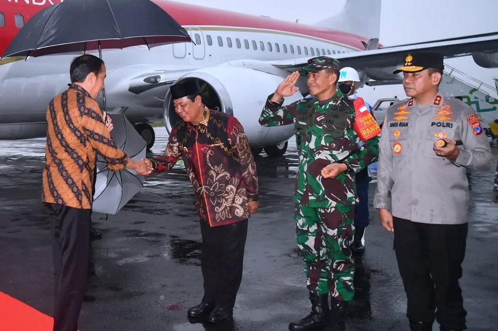 Presiden Jokowi dan rombongan kemudian langsung menuju hotel tempatnya bermalam untuk melanjutkan kegiatan kunjungan kerja keesokan harinya.