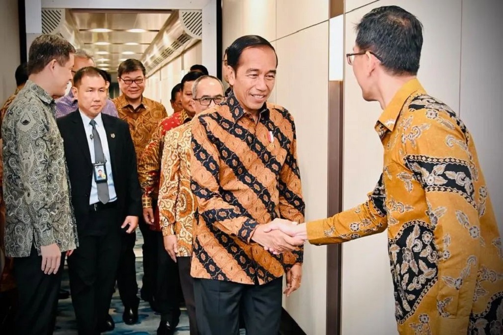 Kedatangan Jokowi disambut langsung Gubernur Kalimantan Selatan Sahbirin Noor, Pangdam VI/Mulawarman Mayjen Tri Budi Utomo, Kapolda Kalimantan Selatan Irjen Andi Rian Djajadi, Danrem 101/Antasari
Brigjen Rudi Puruwito, Danlantamal XIII Tarakan Laksma Deni Herman, serta Danlanud Syamsudin Noor Kolonel Pnb Yulmaizir Chaniago.