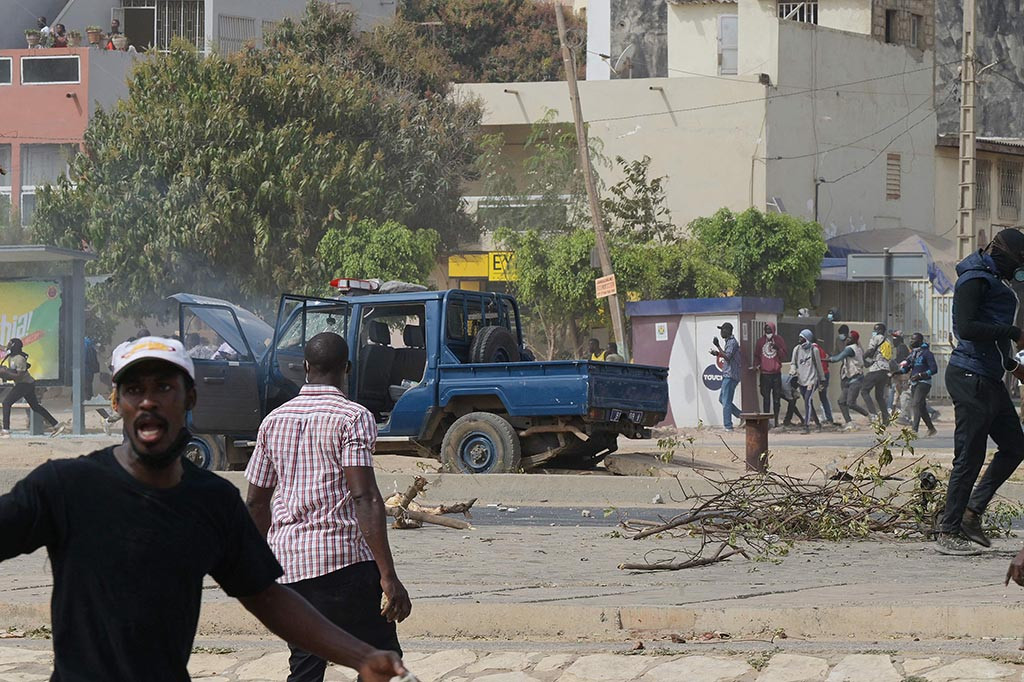 Pendukung Sonko mengatakan Presiden Macky Sall menggunakan pengadilan untuk mengesampingkannya untuk pemungutan suara, tuduhan yang dibantah Sall.
