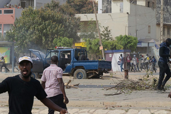 Pendukung Sonko mengatakan Presiden Macky Sall menggunakan pengadilan untuk mengesampingkannya untuk pemungutan suara, tuduhan yang dibantah Sall.
