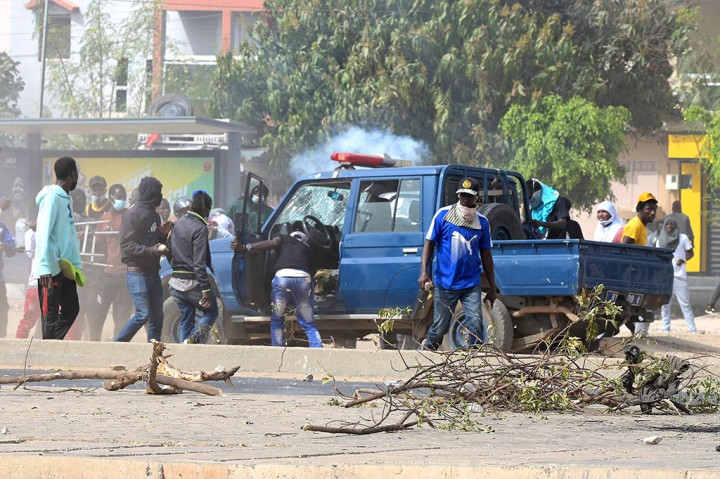 Ousmane Sonko diadili karena diduga mencemarkan nama baik seorang menteri, sebuah kasus yang dapat menentukan apakah dia memenuhi syarat untuk mencalonkan diri dalam pemilihan presiden Februari mendatang.
