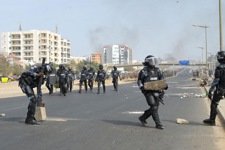 Dia dibawa dari rumahnya di ibu kota Dakar Kamis pagi di bawah pengawalan ketat polisi setelah dikurung di sana pada malam persidangan saat pihak berwenang bersiap menghadapi protes.
