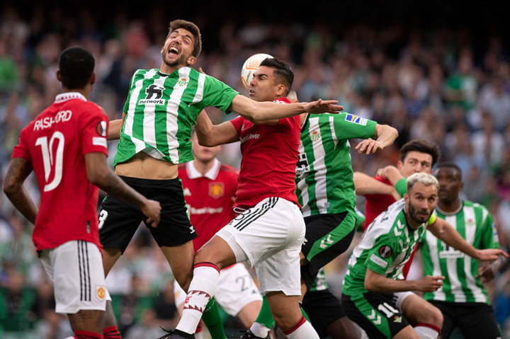 Tekanan terus diberikan tuan rumah, sementara itu MU bertahan cukup baik dan menunggu momen untuk melancarkan serangan balik.