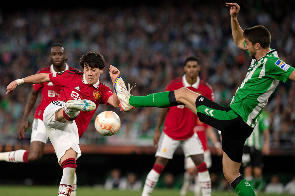 MU memiliki kans emas untuk mencetak gol di masa injury time babak pertama. Bermula dari tendangan bebas Bruno Fernandes ke kotak penalti, bola berhasil dibuang pemain Betis. Bola rebound ditendang oleh Facundo Pellistri yang mengenai tiang gawang sebelum ditip kiper Rui Silva dan disapu pemain Betis. Babak pertama berakhir 0-0.