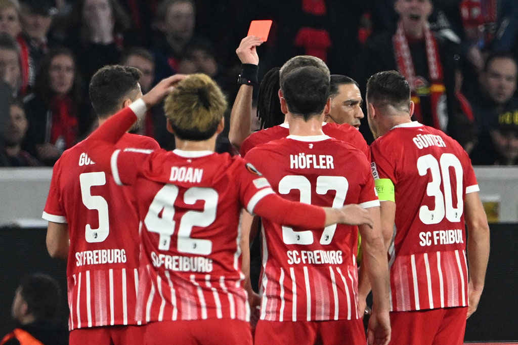 Pada menit ke-43, Juventus mendapat hadiah penalti setelah tembakan Federico Gatti mengenai tangan Manuel Gulde. Wasit juga mengusir Gulde karena mendapatkan kartu kuning kedua.