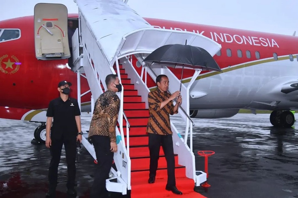 Presiden Joko Widodo tiba di Bandara Internasional Syamsudin Noor, Kota Banjarbaru, Provinsi Kalimantan Selatan, sekitar pukul 17.20 WITA pada Kamis, 16 Maret 2023, seusai kunjungan kerja dari Singapura.