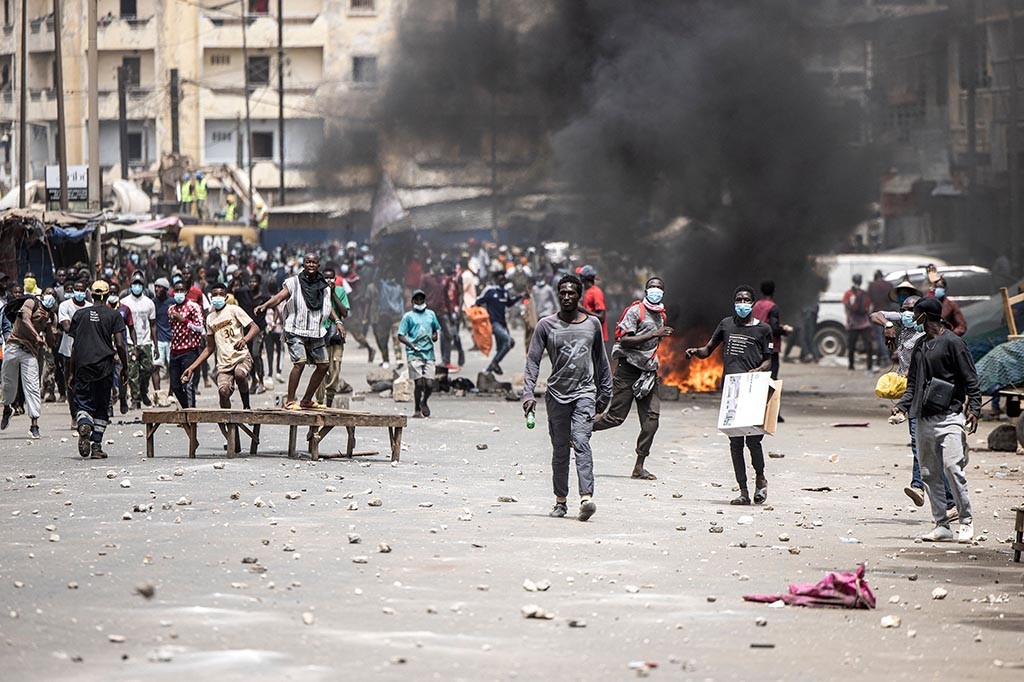 Para pemuda Senegal bentrok dengan pasukan keamanan pada Kamis, 16 Maret 2023, di luar pengadilan politik terhadap seorang pemimpin oposisi yang sebelumnya secara paksa dikeluarkan dari kendaraannya oleh polisi dalam perjalanannya ke pengadilan.