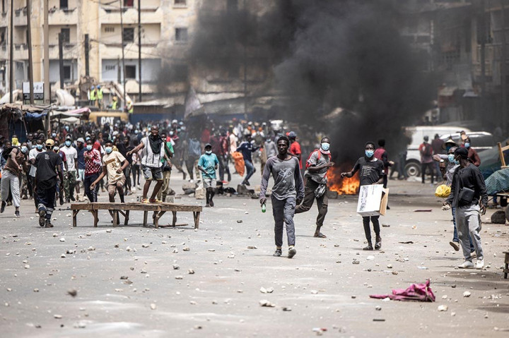 Para pemuda Senegal bentrok dengan pasukan keamanan pada Kamis, 16 Maret 2023, di luar pengadilan politik terhadap seorang pemimpin oposisi yang sebelumnya secara paksa dikeluarkan dari kendaraannya oleh polisi dalam perjalanannya ke pengadilan.